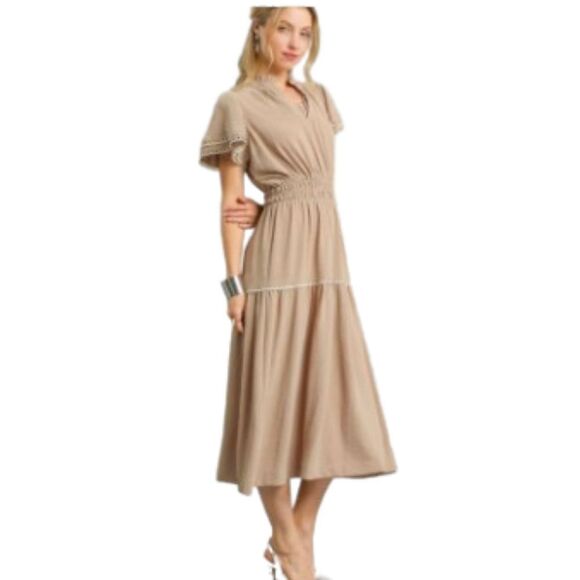 Umgee Tiered Flutter Sleeve Nuetral Tan White Midi Dress Elegant Femme sz Medium - Picture 1 of 6